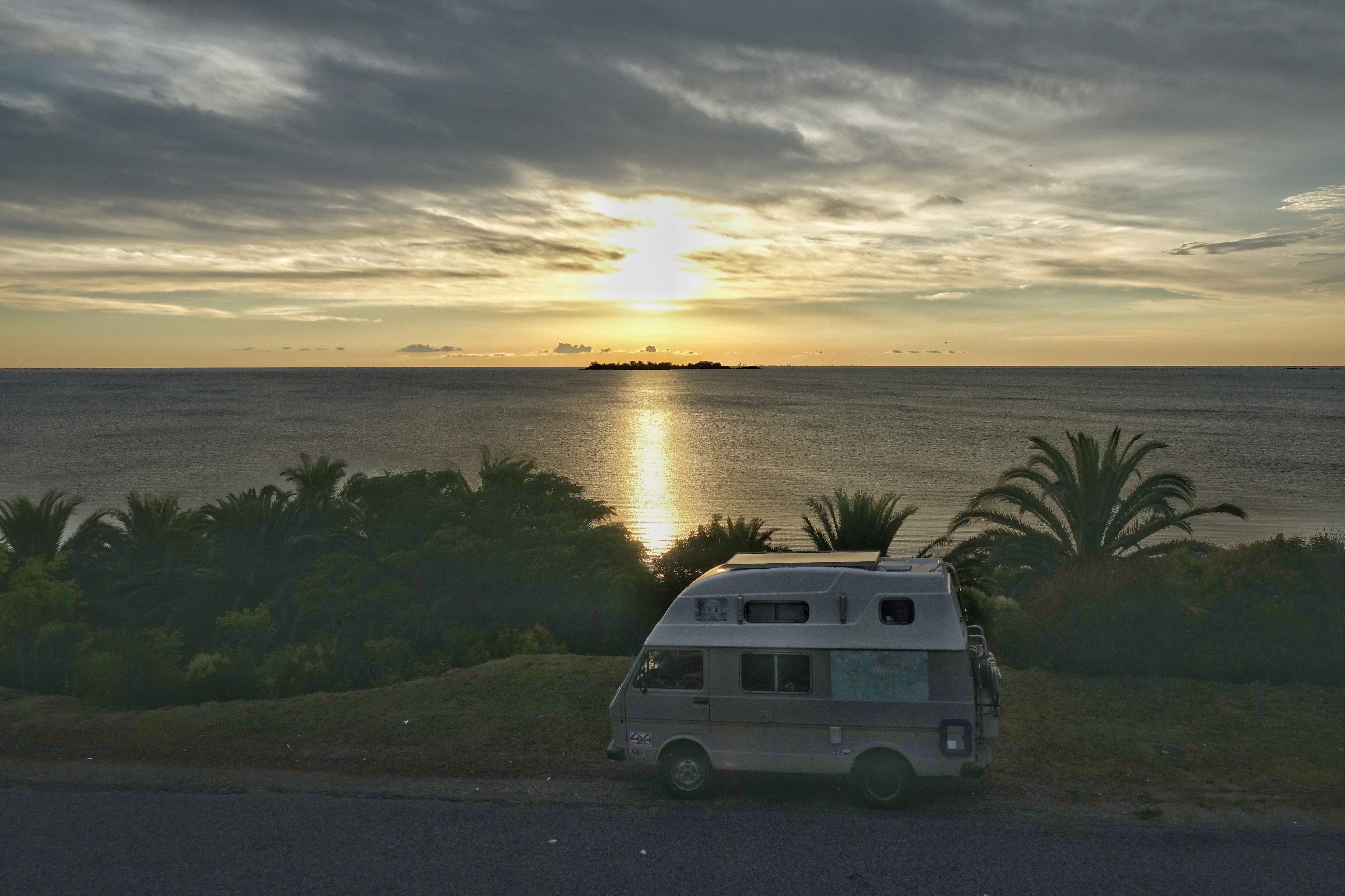 Oscar au bord de la côte uruguayenne au coucher du soleil